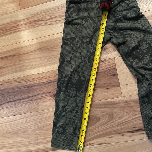 Lululemon crop leggings. - Picture 6 of 6